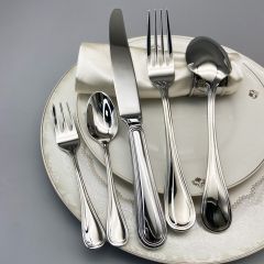Plastic tableware with wire strips